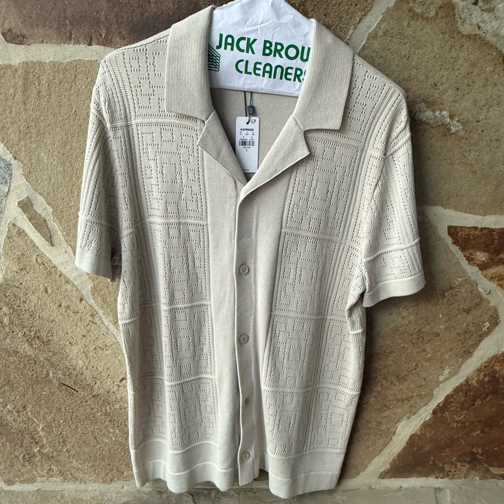 NWT Express Cream Textured Button-Up short sleeve shirt